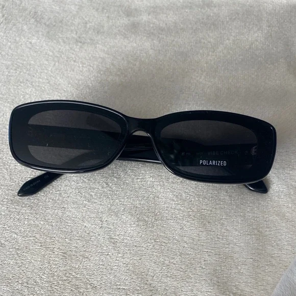 Quay Black Polarized Sunglasses - Picture 1 of 5